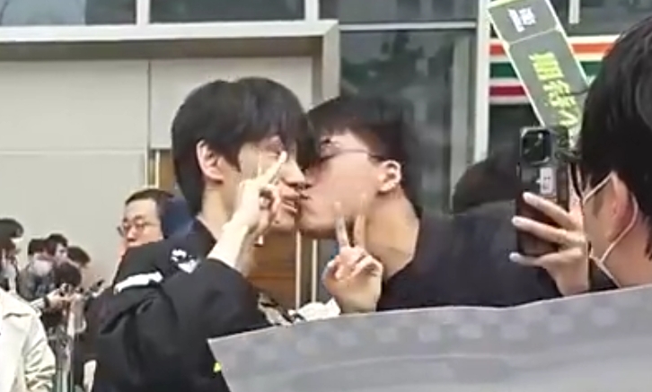 DB电子官网男孩子也要保护自己！昨日NIP主场作战 Doinb遭男粉对嘴强吻