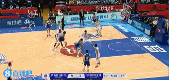 DB真人旗舰凶猛！杨瀚森拼下前场篮板 腾空暴起单臂将球砸进篮筐打成2+1
