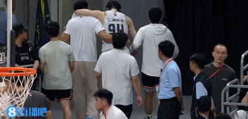 DB视讯官网顶防莫兰德时被撞到胸口！薛思佳：王哲林赛后第一时间去医院检查