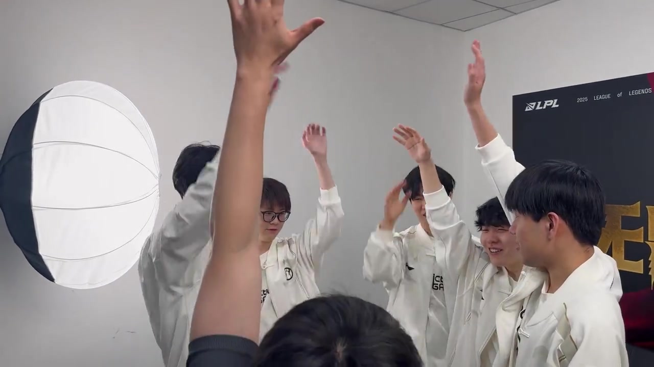 DB视讯官网iG分享队伍赛后大合照花絮：我带着会动的合照又来了