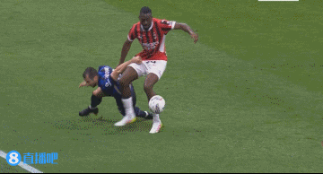 DB官网在线登录入口太疼了！姆希塔良倒地后被福法纳踩中，痛苦捂住小臂