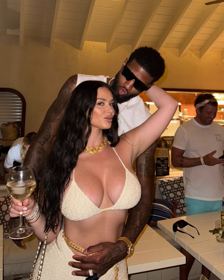 DB视讯官网🤩😘早早开启假期模式！乔治娇妻晒两人海边度假照🌞