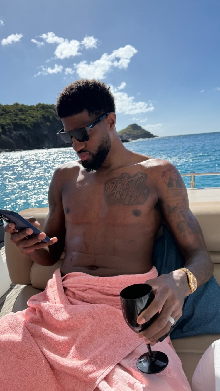 DB视讯官网🤩😘早早开启假期模式！乔治娇妻晒两人海边度假照🌞