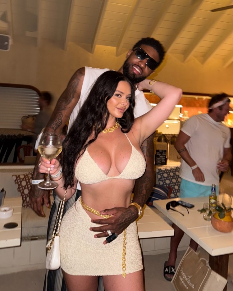 DB视讯官网🤩😘早早开启假期模式！乔治娇妻晒两人海边度假照🌞