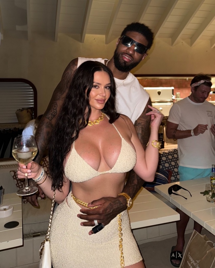 DB视讯官网🤩😘早早开启假期模式！乔治娇妻晒两人海边度假照🌞