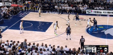 DB真人旗舰摧枯拉朽！兰德尔超远三分命中 随后抢攻冲击篮筐打成2+1连得6分