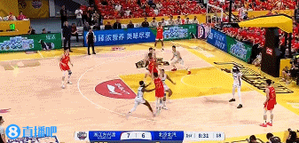 DG视讯官网平台攻防建功！周琦补篮+三分样样都有 防守还送出钉板大帽