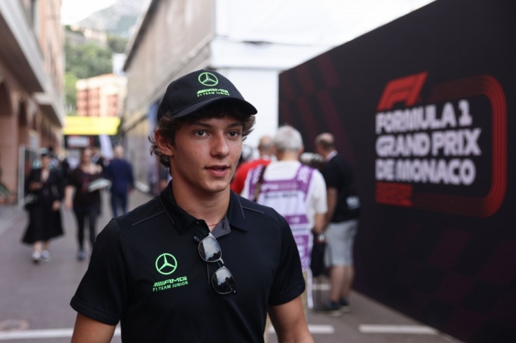 DG视讯官网平台安东内利:汉密尔顿给了我寄语&这让我充满感激,我把它钉在墙上