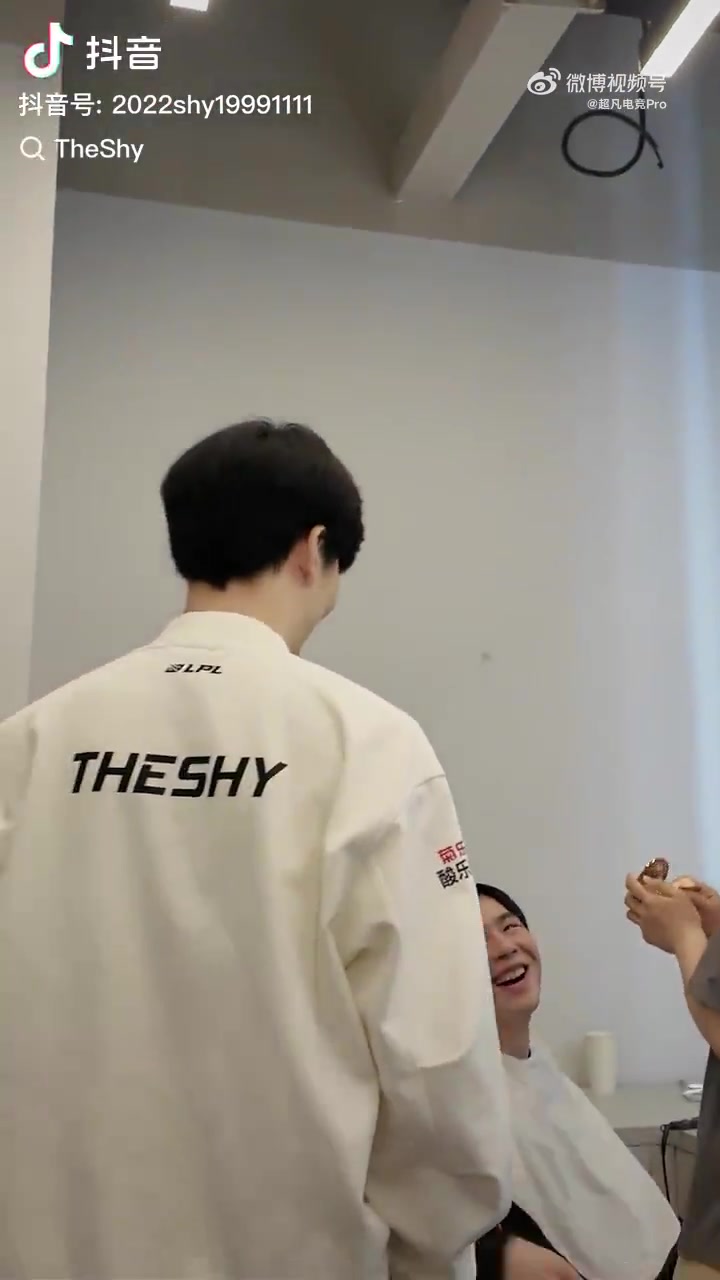 DB真人旗舰TheShy赛后更新视频分享与Zdz后台见面视频：又见面咯！