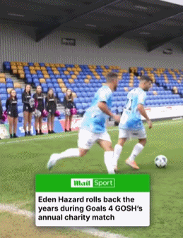 DB视讯百家乐胖了🥵34岁已退役的阿扎尔参加慈善赛，带球时不慎滑倒