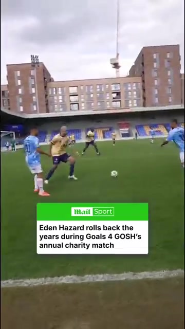 DB视讯百家乐胖了🥵34岁已退役的阿扎尔参加慈善赛，带球时不慎滑倒